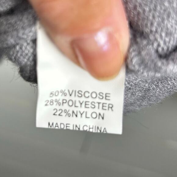 NWOT QUXING Grey Sweater with Red Heart; Size XL - Picture 6 of 8